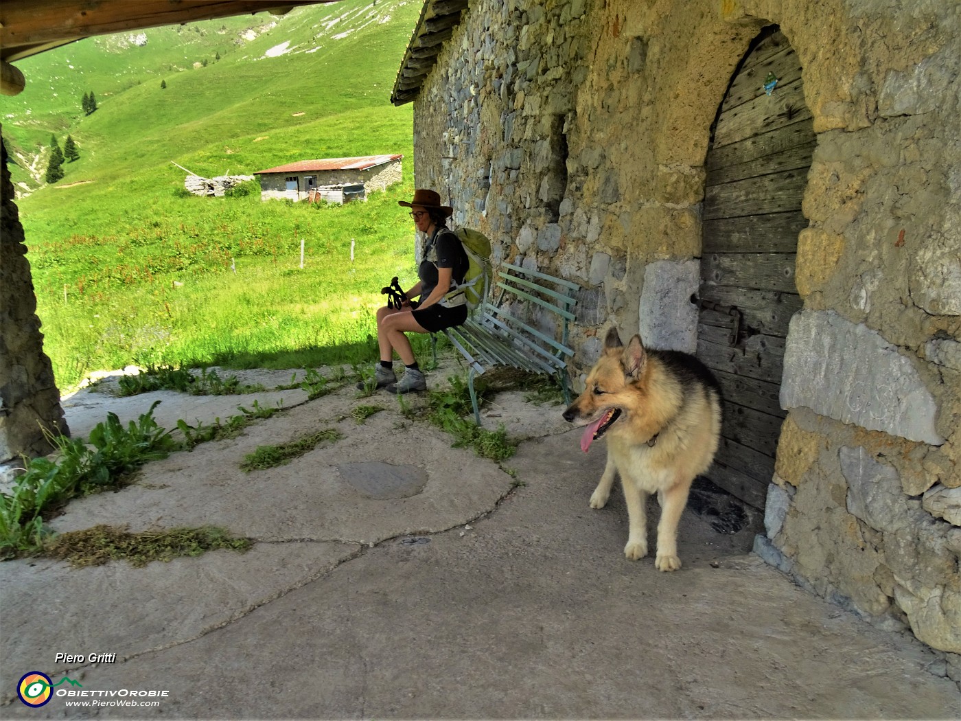 32 Breve sosta alla Baita Zuccone (1686 m).JPG